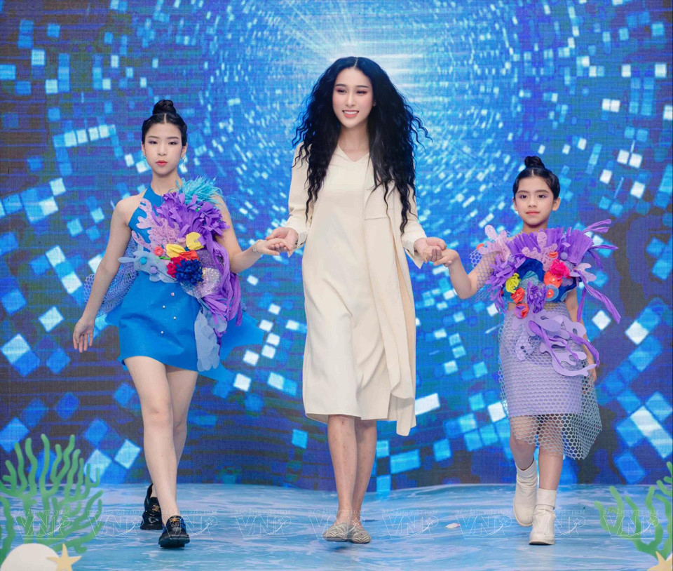 El trabajo principal de Vu Hoang Mai Chau, directora ejecutiva de la Red de Transgénero de Vietnam, es capacitarse en una empresa especializada en modelos infantiles. Foto: VNP