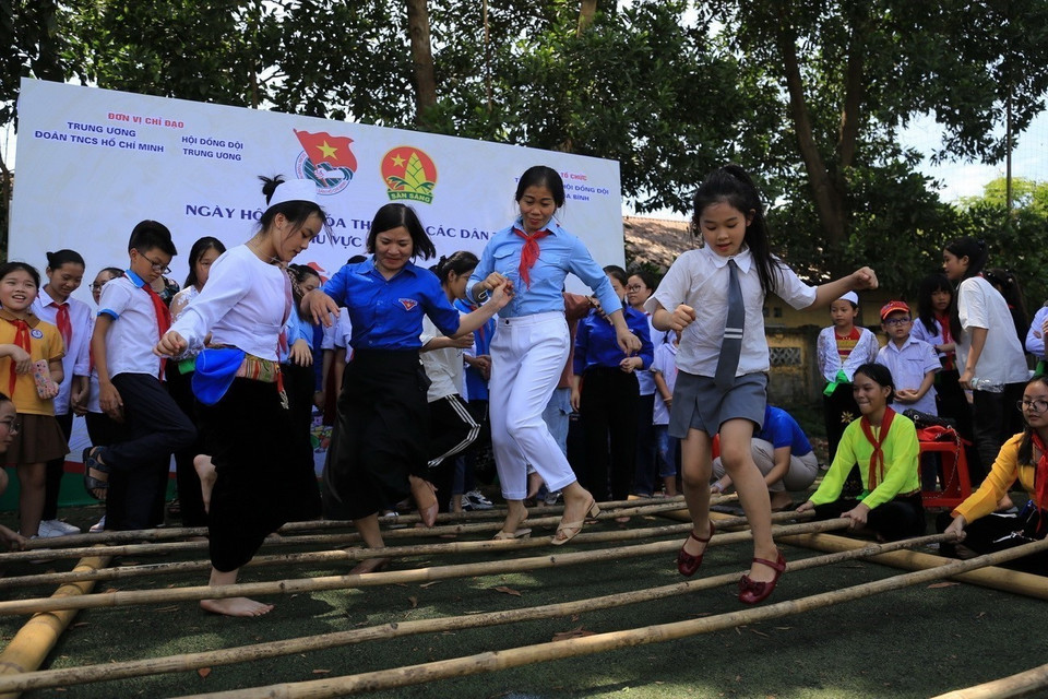 Los niños participan en juegos folclóricos en el Programa de Intercambio Cultural Infantil de las Minorías Étnicas del norte. Foto: VNA