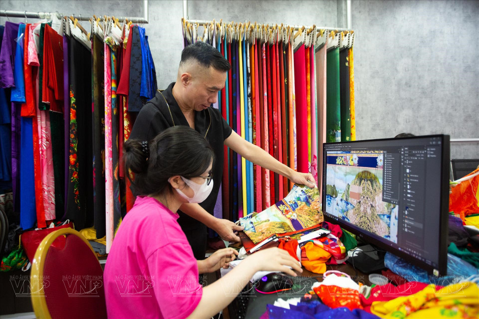 Hoai Nam y sus colegas hablan sobre el diseño en computadoras. Foto: Revista Vietnam