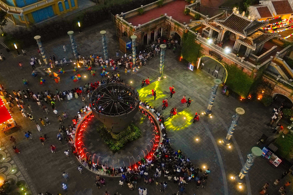 Las actividades culturales y de entretenimiento atraen a muchos turistas al sitio. Foto: VNA