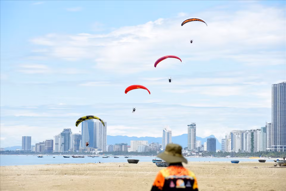 Parapentes vuelan en la playa de My Khe, Da Nang. Foto: Revista Ilustrada Vietnam