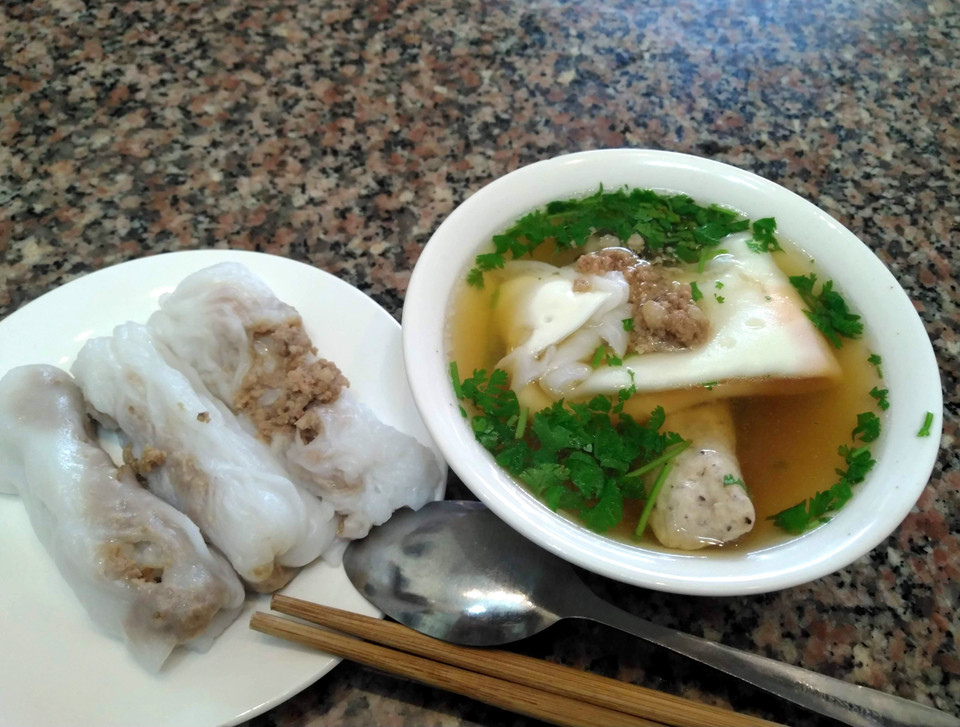 Banh cuon tiene diferencias y diversidad tanto en la elaboración como en el sabor según cada región. Como Banh cuon Cao Bang, en lugar de un producto elaborado con salsa de pescado, se come con caldo de huesos fragante, por lo que también se le llama "sopa de Banh cuon", para distinguirlo del tipo en las tierras bajas. (Foto: VNA)