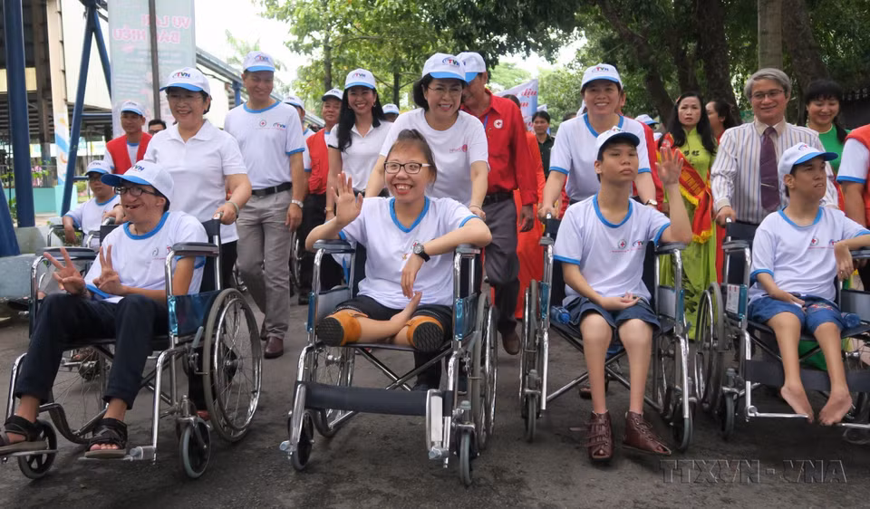 Más de 5000 personas que son voluntarios de la Cruz Roja, empleados de empresas y habitantes de Ciudad Ho Chi Minh participan en la caminata para responder al Mes de Acción "Por las víctimas del Agente Naranja y las personas discapacitadas de pocos recursos" en 2019. Foto: VNA