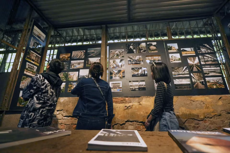 Visitantes en el espacio de arquitectura y arte “Taller Caliente” (Foto: VNA)