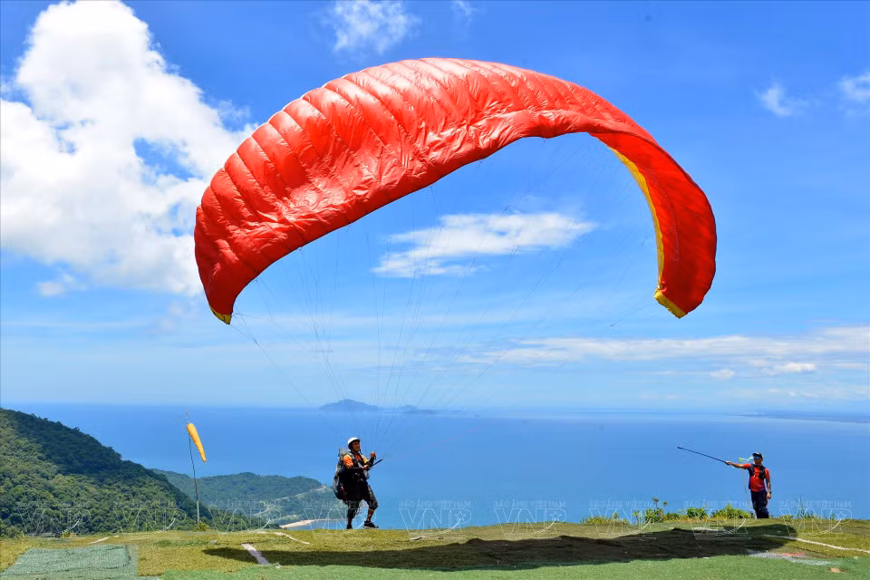 Un piloto de parapente sin motor se prepara para despegar desde la cima de Son Tra, que se encuentra a casi 700 metros sobre el nivel del mar. Foto: Revista Ilustrada Vietnam
