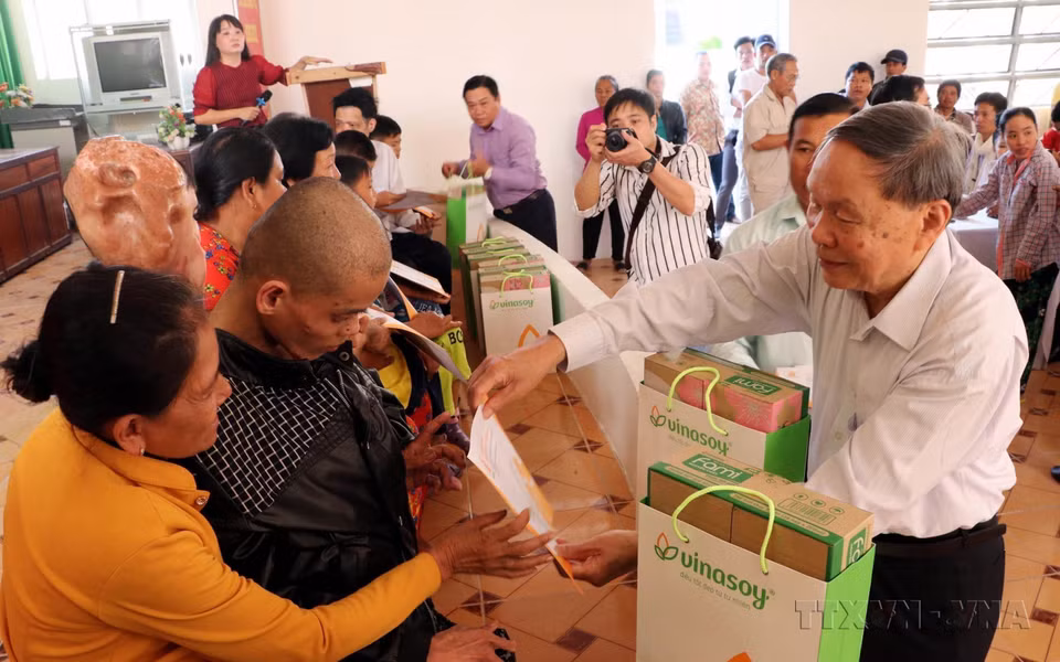 l coronel general Nguyen Van Rinh, presidente de la Asociación de Víctimas del Agente Naranja/dioxina de Vietnam, entrega obsequios a los afectados por la sustancia nociva en la provincia sureña de Soc Trang en 2019. Foto: VNA