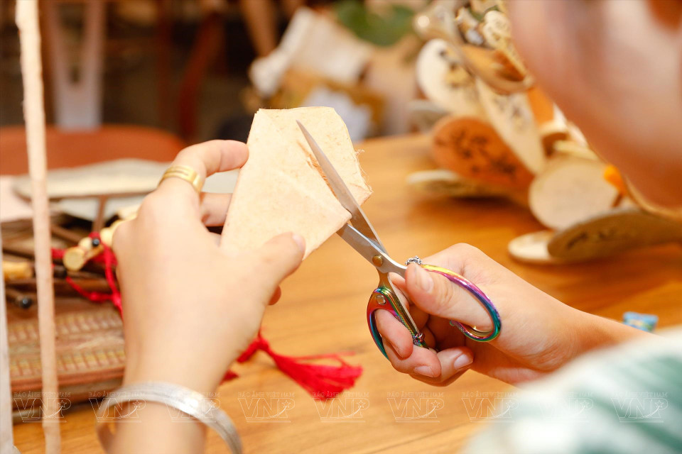 Una vez que tenga una idea detallada de la proporción de papel utilizada en el producto, Doan Thai Cuc Huong comienza a trabajar en ello. Foto: Revista Vietnam