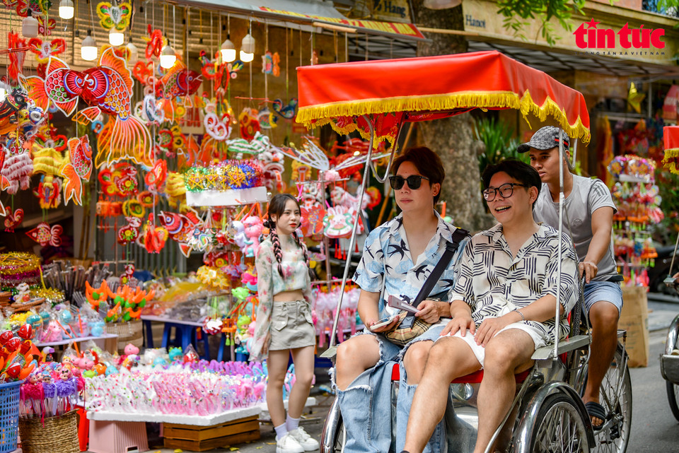 Todos los puestos de la calle de Hang Ma dedican la mayor parte de su área a exhibir juguetes tradicionales del Festival del Medio Otoño. Foto: Periódico Tin Tuc (Noticias)