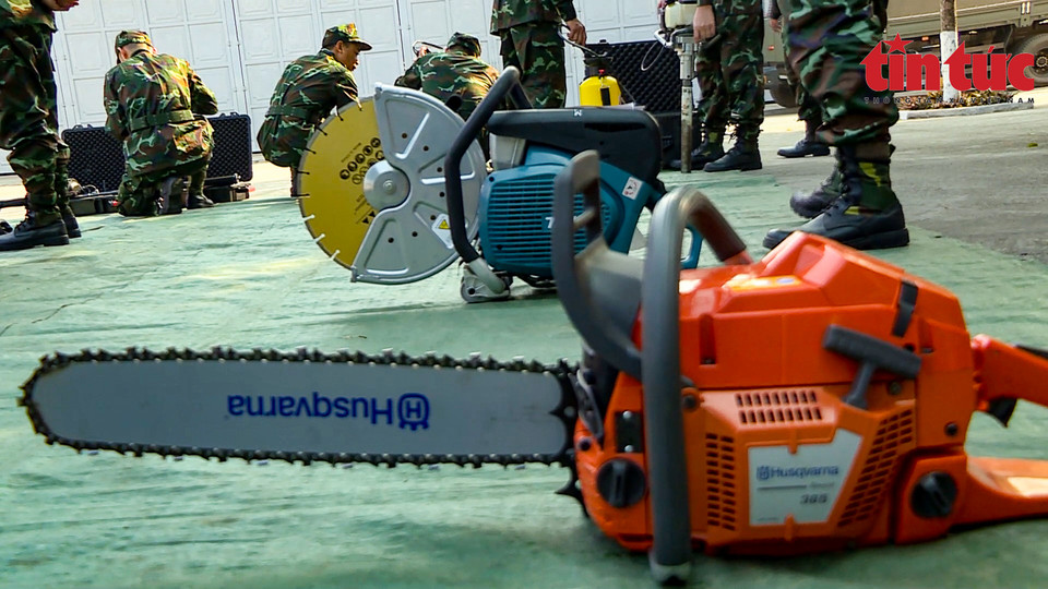 Las sierras y las cortadoras manuales son equipos indispensables. (Foto: VNA)