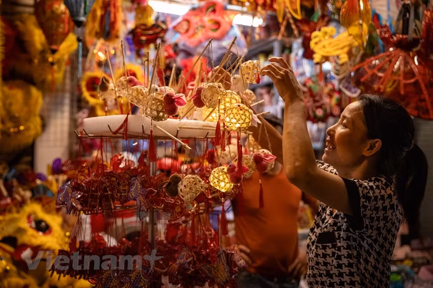 Según algunos comerciantes aquí, este año los consumidores eligen las linternas tradicionales. (Foto: Vietnam+)