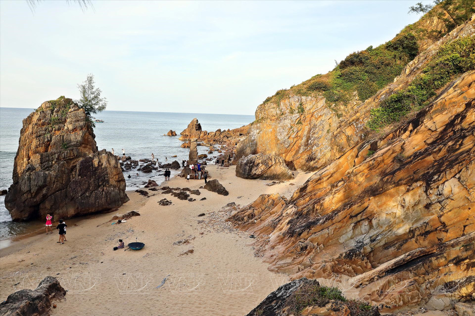 El nombre de la playa de Da Nhay se deriva de las rocas erosionadas por las olas del mar que se parecen a animales saltando al mar.