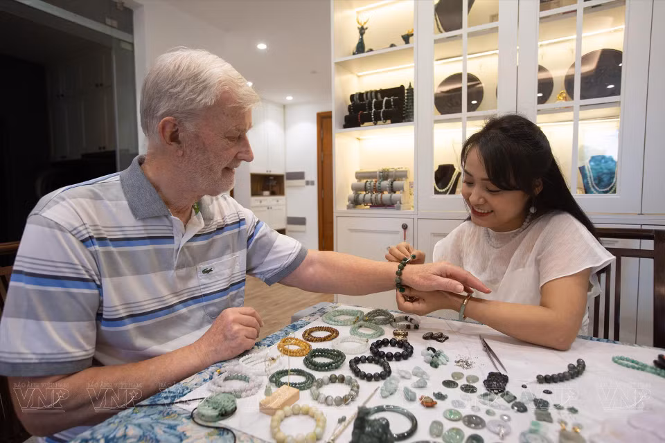 El danés Erich Muller está muy interesado en escuchar historias sobre las obras de Hong Trang. (Foto: Revista Ilustrada Vietnam)