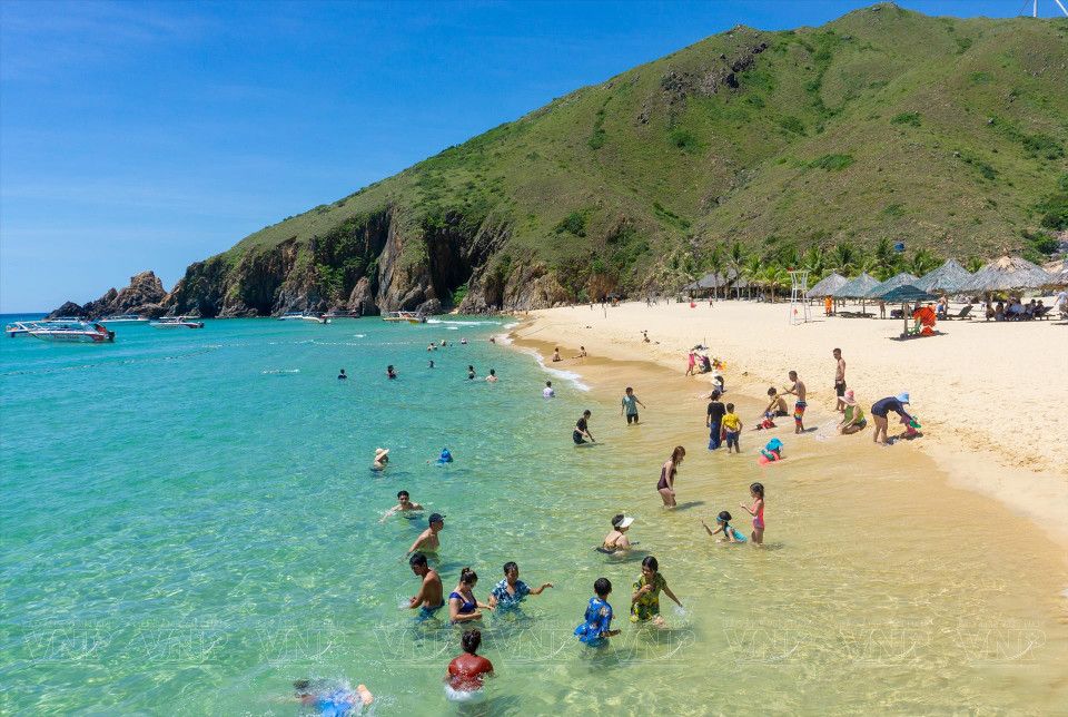 Los turistas se relajan en el fresco mar azul de la playa de Ky Co. Foto: Revista Ilustrada Vietnam