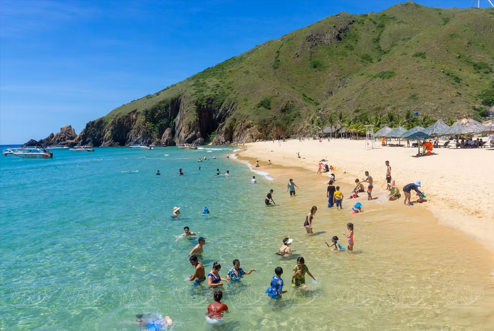 Los turistas se relajan en el fresco mar azul de la playa de Ky Co. Foto: Revista Ilustrada Vietnam