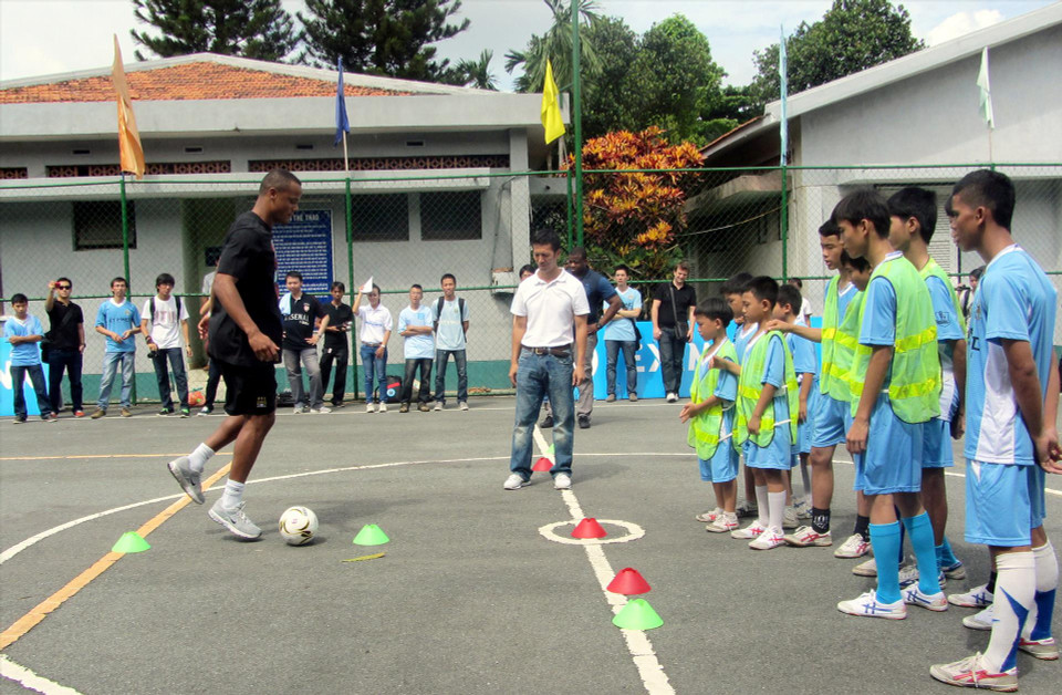 Guiar a los niños a jugar al fútbol en la Aldea SOS Go Vap, Ciudad Ho Chi Minh. Foto: VNP