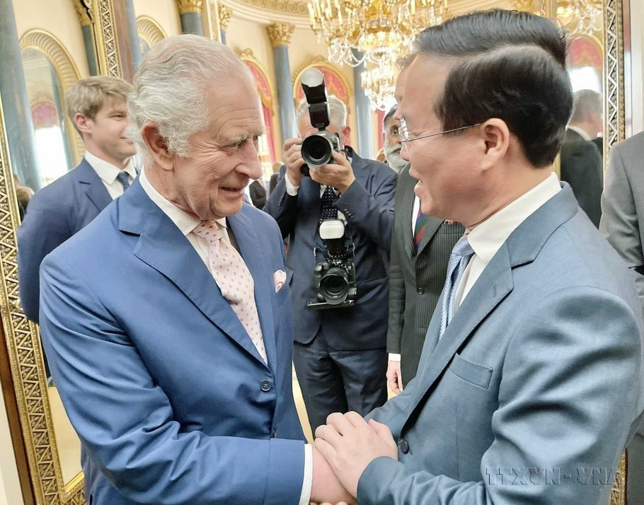 En la ceremonia de coronación del rey Carlos III y la reina Camilla en Londres, el presidente Vo Van Thuong se reunió con el rey Carlos III (2023). Foto: VNA