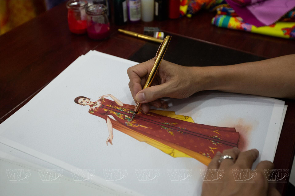 Cada colección de Hoai Nam es meticulosa en cada diseño del dibujo. Foto: Revista Vietnam