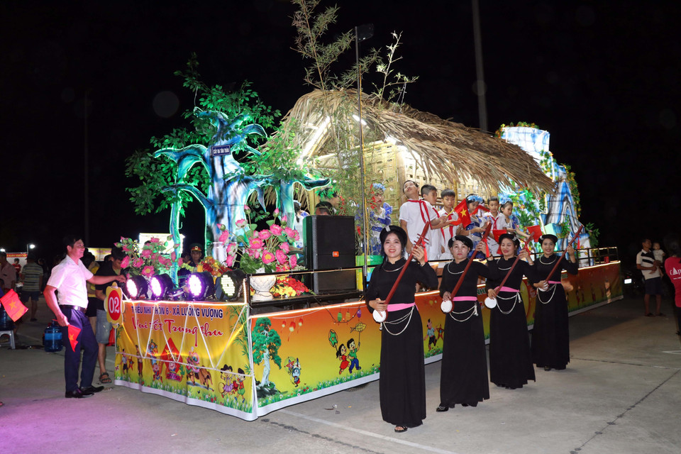 El modelo de linterna está inspirado en el techo de la Casa Comunal de Hong Thai y en el baniano Tan Trao del grupo 6, barrio de Luong Vuong. Foto: VN