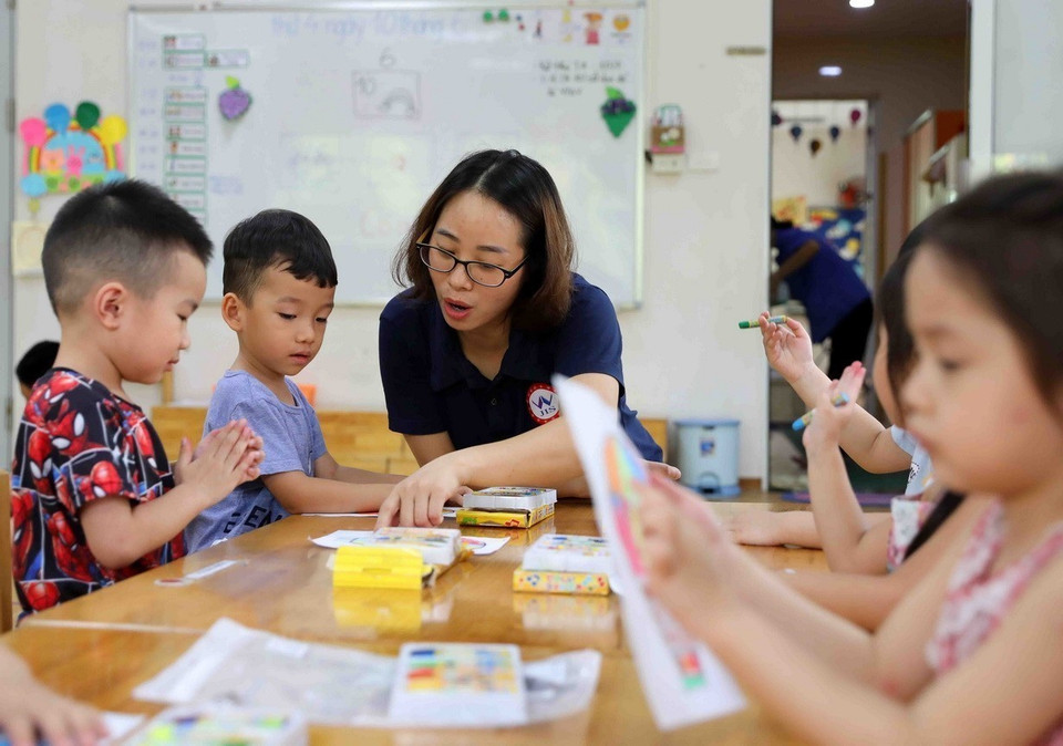 Para el final del primer semestre del año escolar 2022-2023, toda la ciudad cuenta con mil 147 preescolares y más de dos mil 400 instituciones educativas preescolares independientes, el porcentaje de niños en edad preescolar de 5 años que ingresa a clase se mantiene en 100%. Foto: VNA