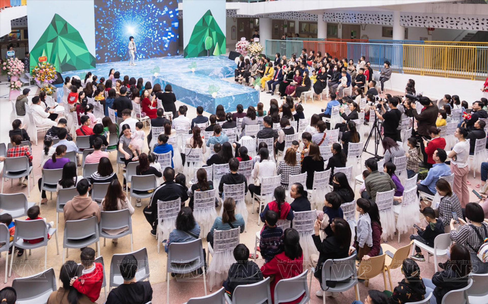 Aunque su trabajo principal es como profesora en una empresa especializada en la formación de modelos infantiles, Mai Chau siempre está entusiasmada con las actividades y proyectos para ayudar a su comunidad. Foto: VNP