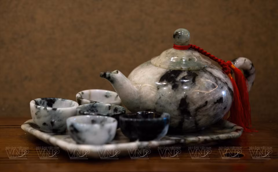  La colección "Ngu Moc Giai Khong" incluye una tetera y cinco tazas de té. (Foto: Revista Ilustrada Vietnam)