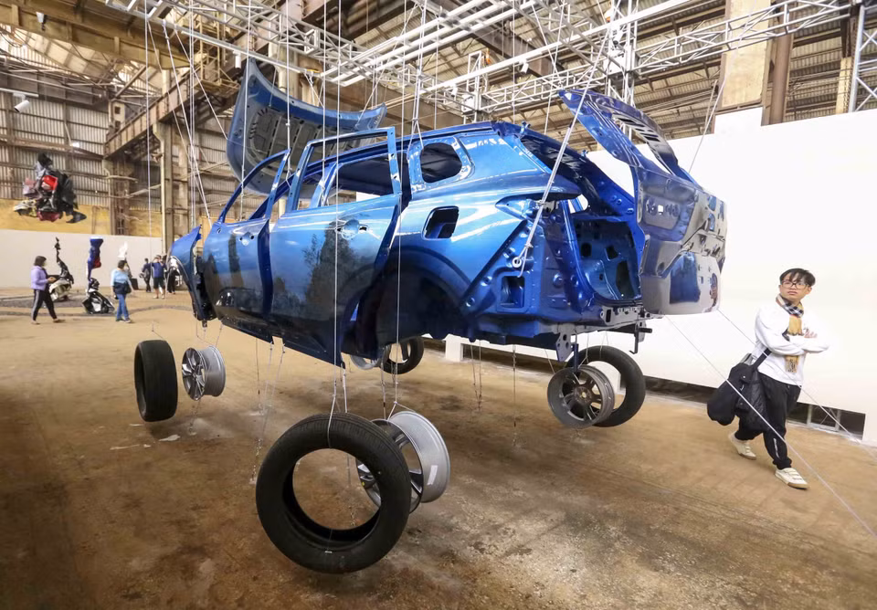 La instalación de arte "Thuy Phu", del artista Trinh Minh Tien, se exhibe en el taller 5B. (Foto: VNA)