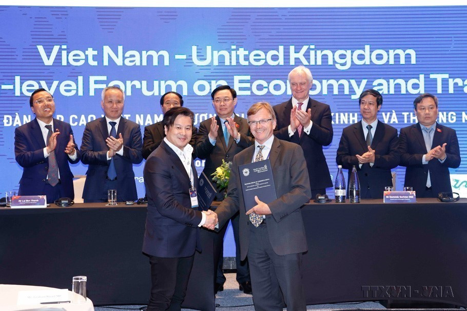 El presidente de la Asamblea Nacional, Vuong Dinh Hue, atestiguó la ceremonia del intercambio de acuerdos de cooperación entre empresas y localidades de los dos países en el Foro de Economía y Comercio Vietnam - Reino Unido (Londres, junio de 2022). Foto: VNA