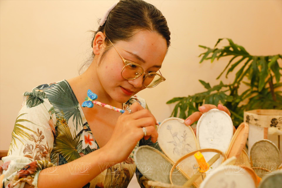 Cuc Huong es meticulosa en cada paso de la elaboración de los productos. Foto: Revista Vietnam