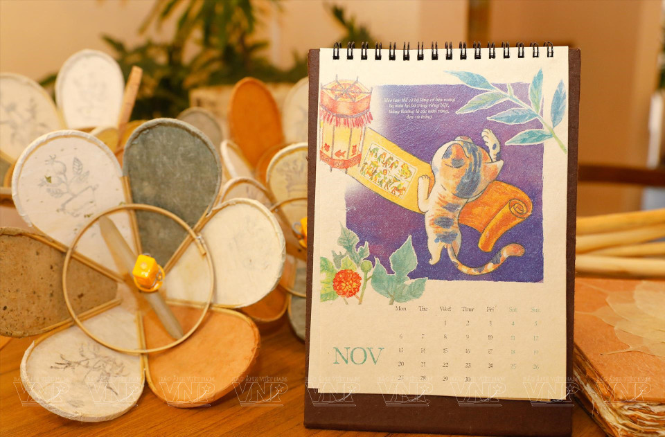 El calendario de escritorio es elaborado por Cuc Huong con papel tradicional vietnamita hecho a mano. Foto: Revista Vietnam
