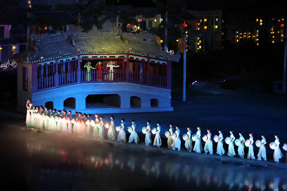El programa artístico recrea la cultura y la historia de la antigua tierra patrimonial de Hoi An. Foto: archivo de la VNA