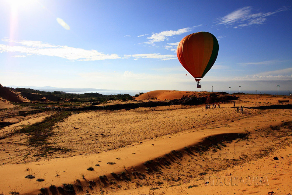 Globos aerostáticos vuelan sobre las dunas de arena de Binh Thuan en el primer Festival Internacional de Globos Aerostáticos en Phan Thiet, Binh Thuan el 13 de julio de 2012. Foto: VNA