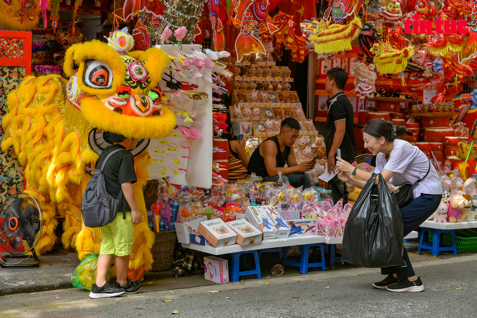 El bullicio y el colorido aquí siempre atraen a turistas extranjeros que quieren toman fotografías y compran productos. Foto: Periódico Tin Tuc (Noticias)