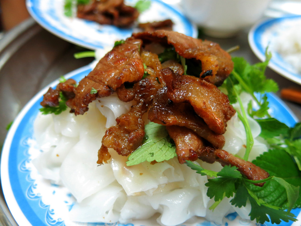 Los rollitos están hechos principalmente de harina de arroz, se sirven con hierbas, cebollas fritas con salsa de pescado y jamón vietnamita, o carne a la parrilla como Banh cuon Phu Ly (Ha Nam). (Foto: VNA)
