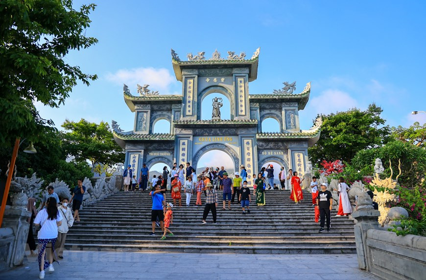 Ubicada en la cima de la montaña de la aldea de Hoa Hai, la pagoda es uno de los lugares del turismo que deben visitar al llegar a la ciudad central de Da Nang. (Foto: Vietnam+)