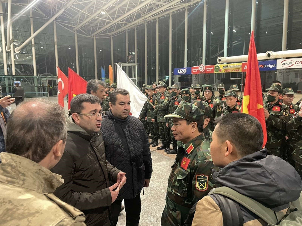 El general de División Pham Van Ty, subjefe del Departamento de Rescate (Estado Mayor del Ejército Popular de Vietnam), jefe adjunto de la Oficina Permanente del Comité Nacional de Respuesta a Incidentes y Desastres, y Búsqueda y Rescate, habla con un representante del Departamento General para la Coordinación de Desastres y Emergencias del Ministerio del Interior de Turquía para actualizarse de la situación. (Foto: VNA)