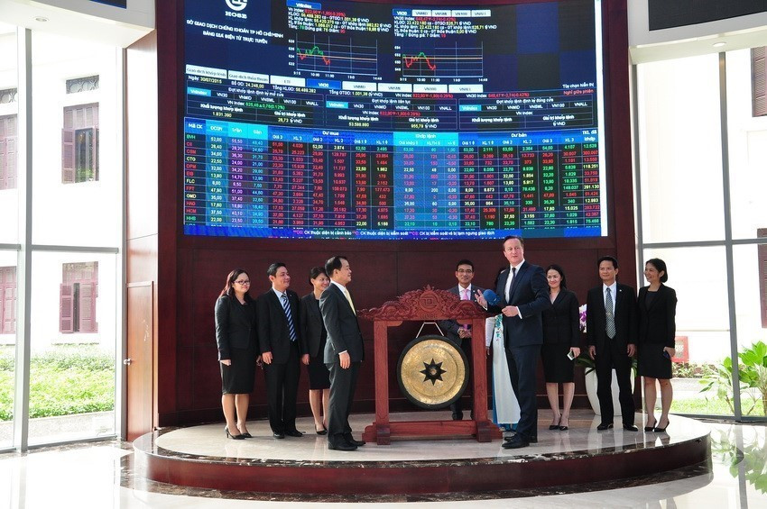 En la mañana del 30 de julio de 2015, el primer ministro británico, David Cameron, visitó la Bolsa de Valores de Ciudad Ho Chi Minh. La visita David Cameron a Vietnam (julio de 2015) continúa afirmando la importancia de Vietnam en la política exterior de Reino Unido, además de demostrar el potencial de la asociación estratégica bilateral. Foto: VNA