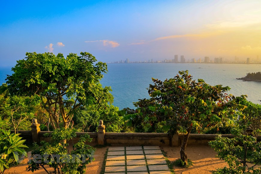 La pagoda está ubicada con una vista más allá del ojo, cubriendo el romántico mar azul. (Foto: Vietnam+)
