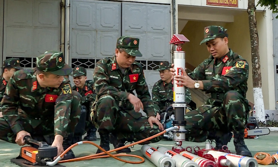  Los equipos se revisan antes de ser sellados y traslados al lugar de destino. (Foto: VNA)