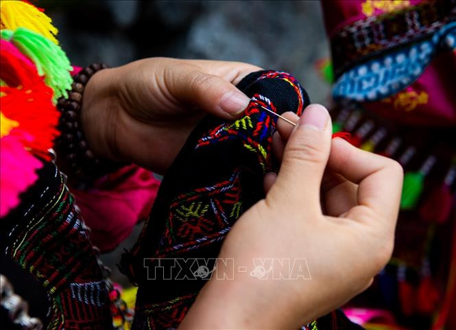 Los motivos de los trajes están bordados minuciosamente. (Foto: VNA)