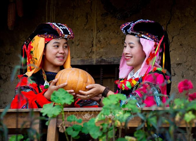 ##s###Las mujeres de este grupo étnico cosen y confeccionan sus propios vestidos. (Foto: VNA)