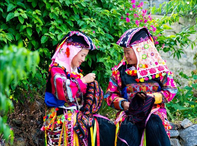 Los pobladores se visten a menudo los trajes tradicionales, especialmente en ocasiones especiales. (Foto: VNA)