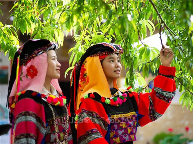 Los pobladores se visten a menudo los trajes tradicionales, especialmente en ocasiones especiales. (Foto: VNA)