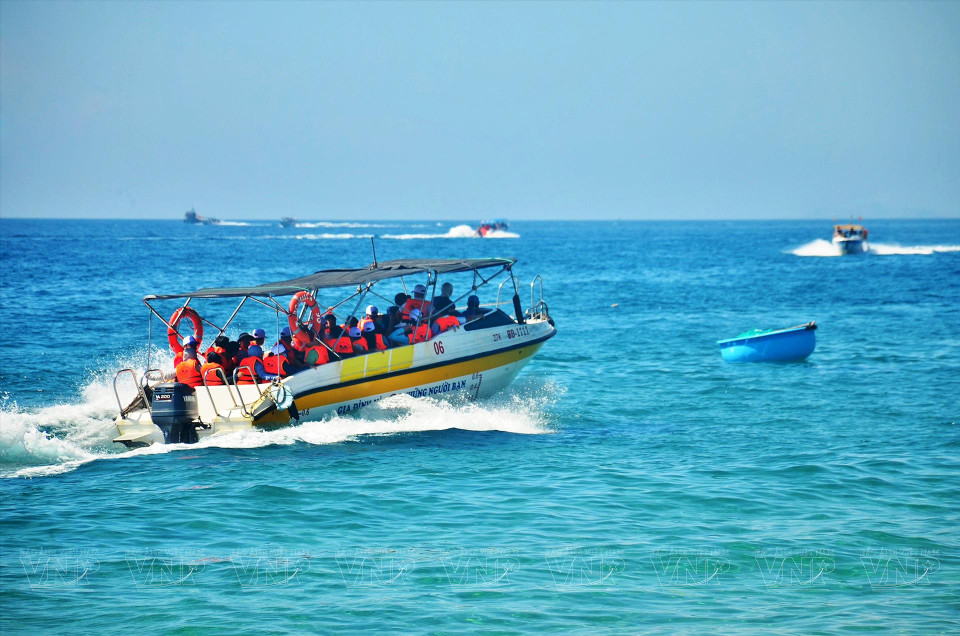 Visitantes a la isla de Ky Co en canoa. Foto: Revista Ilustrada Vietnam