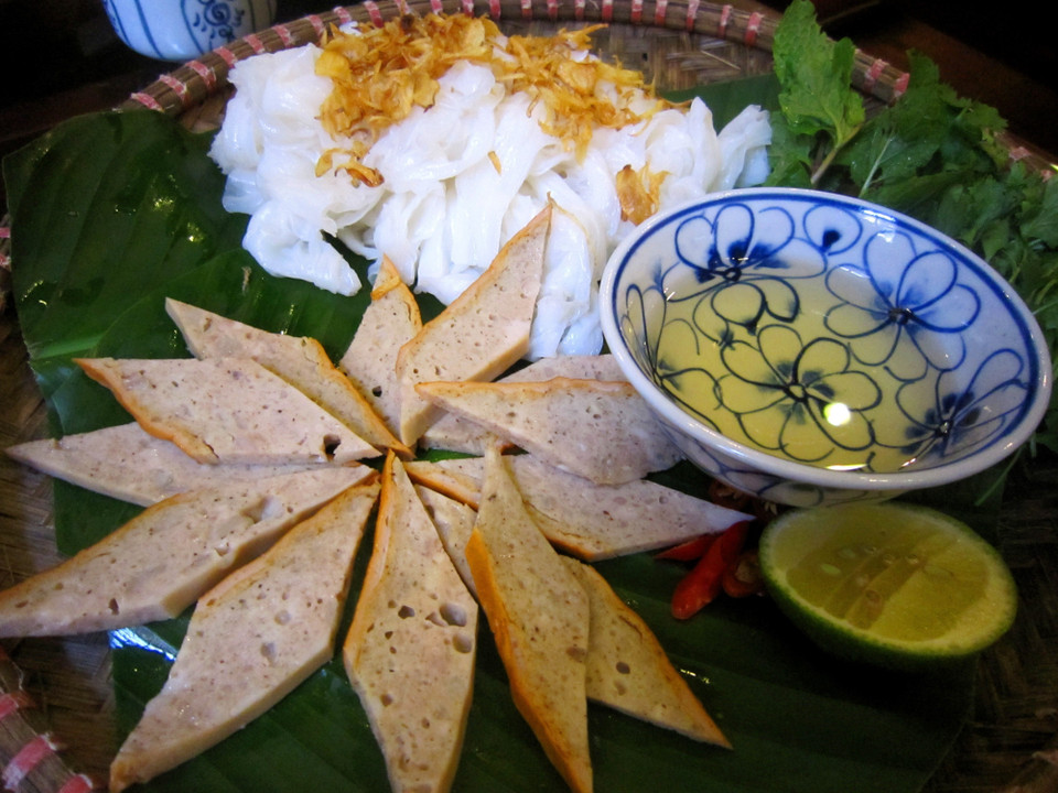 Banh cuon Hanoi se dividen en dos tipos: con relleno y sin relleno. Por lo general, los rollos Thanh Tri están sin relleno, con una capa fina y se sirven con jamón vietnamita de sabor a canela. (Foto: VNA)