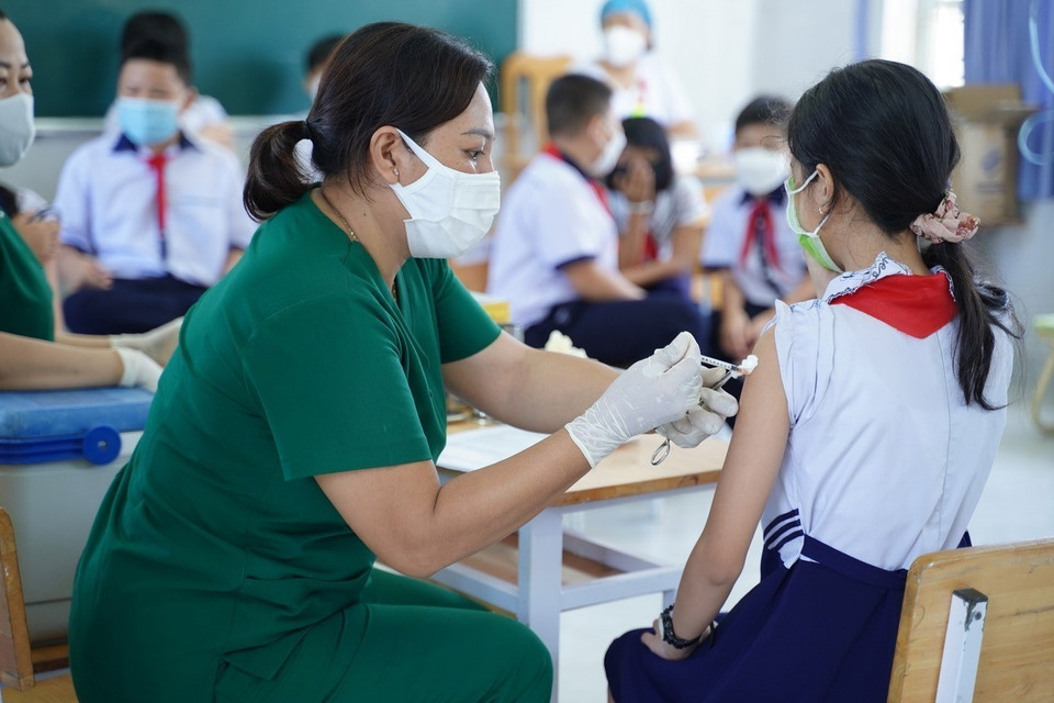 La provincia de Binh Thuan lleva a cabo la vacunación contra la COVID-19 para niños de 5 a 12 años. Foto: VNA