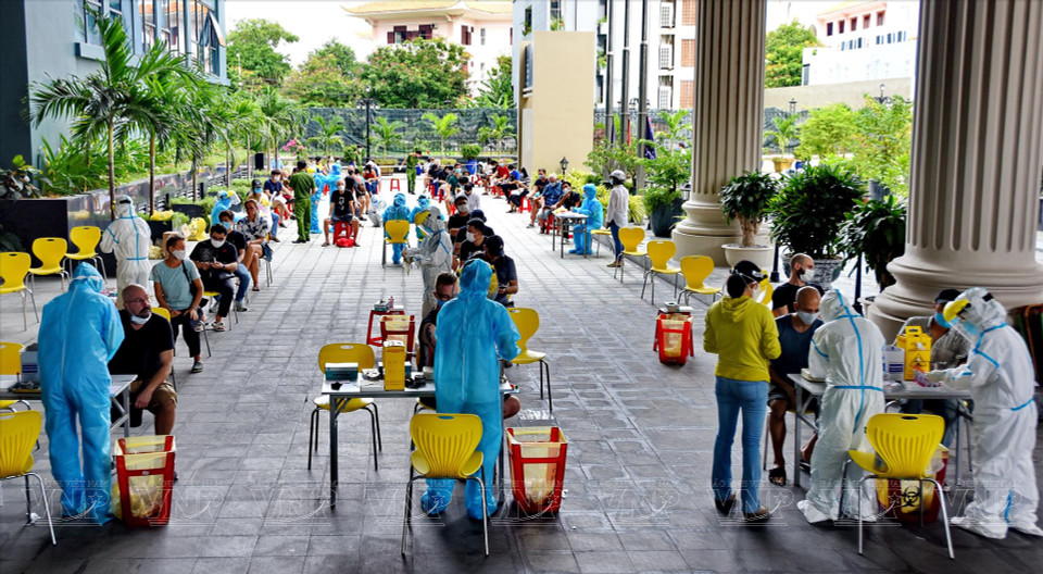 Vietnam realiza pruebas de la COVID-19 para extranjeros en Da Nang. Foto: VNP