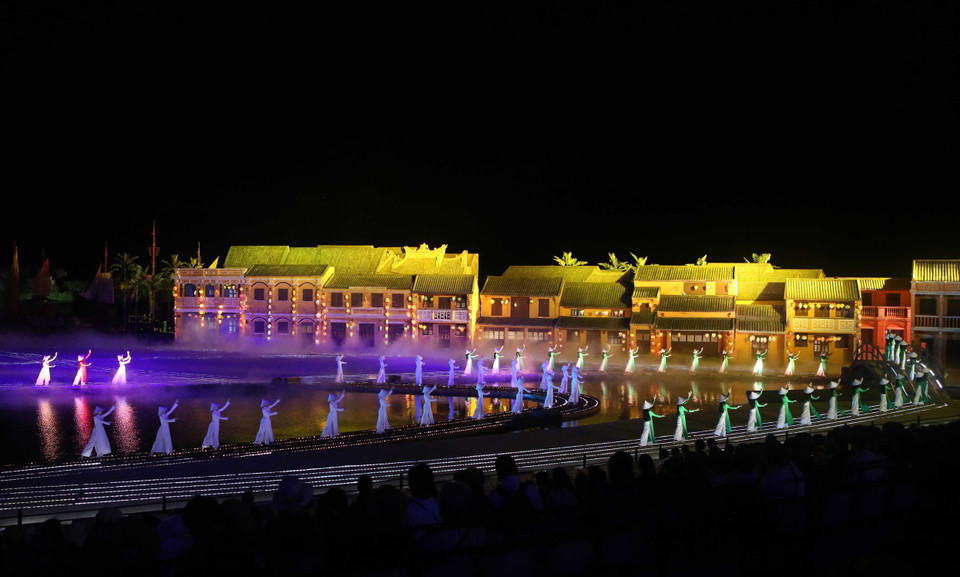 Los turistas disfrutan de espectáculos únicos en el complejo. (Foto: VNA)