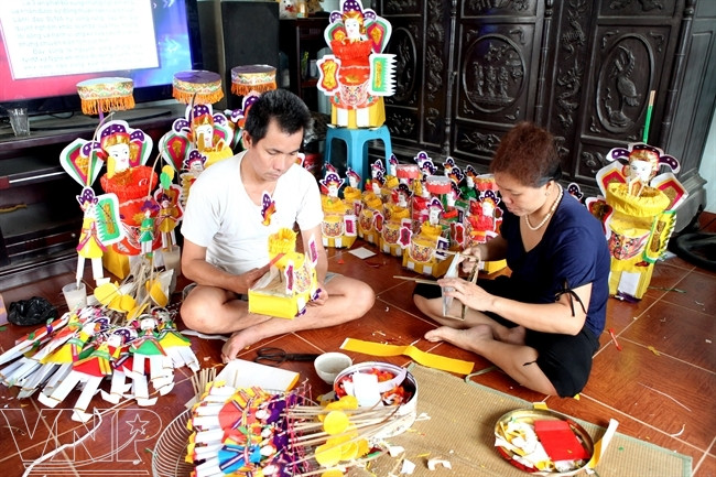 Nguyen Thi Tuyen, residente en el distrito suburbano de Hoai Duc, Hanoi, es una famosa artesana. (Fuente: VNA)
