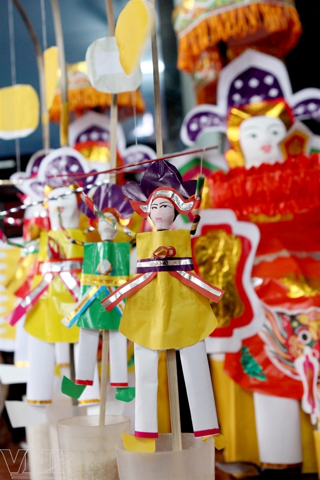 El señor de bastón es el asistente del doctor de papel. (Fuente: VNA)