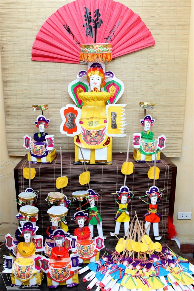 Una completa colección: el doctor de papel sentado en el asiento central, dos guardas de pie a ambos lados y el señor de bastón. (Fuente: VNA)